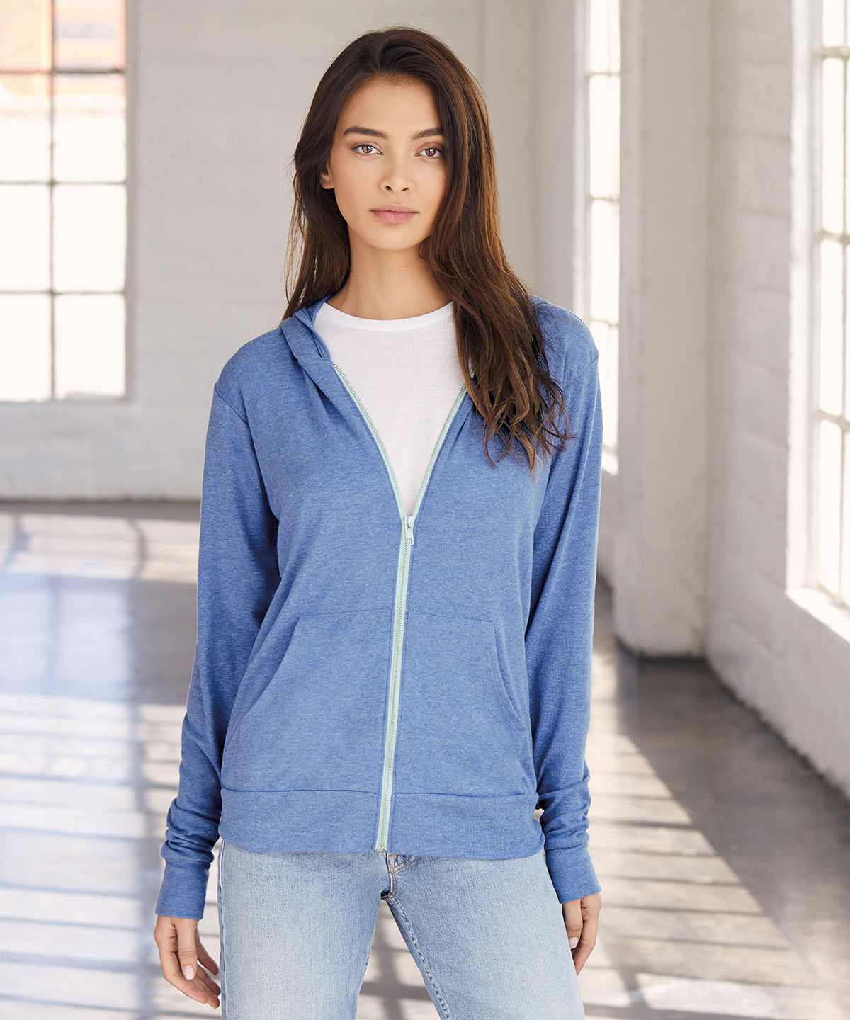 Tryck din logga på Hoodies från Bella Canvas - Anpassa Unisex lättviktströja i triblend i färgen för företag, föreningar och privatpersoner