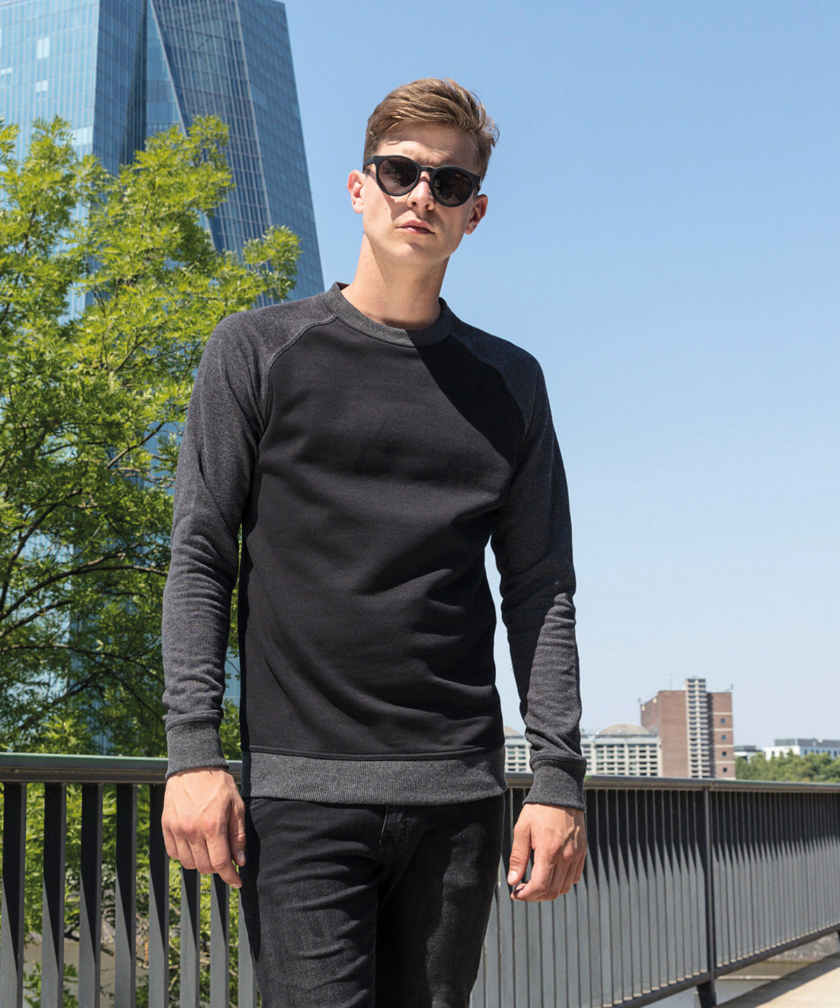 Tryck din logga på Sweatshirts från Build Your Brand - Anpassa Raglanhalsringning i färgen för företag, föreningar och privatpersoner
