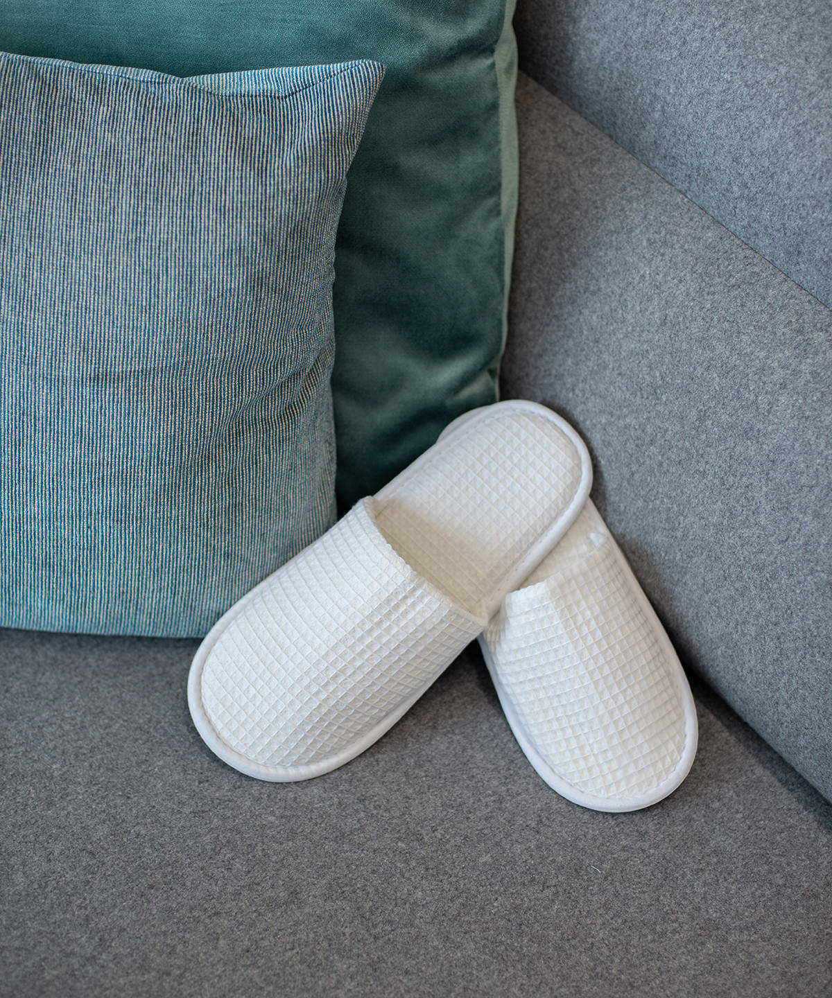 Tryck din logga på Tofflor från Towel City - Anpassa Tofflor med våfflad mule i färgen för företag, föreningar och privatpersoner