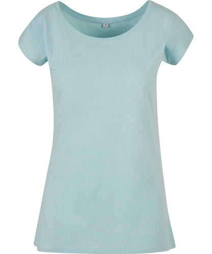 Tryck din logga på T-shirts från Build Your Brand Basic - Anpassa T-shirt med vid hals för damer i färgen Ljusblå för företag, föreningar och privatpersoner