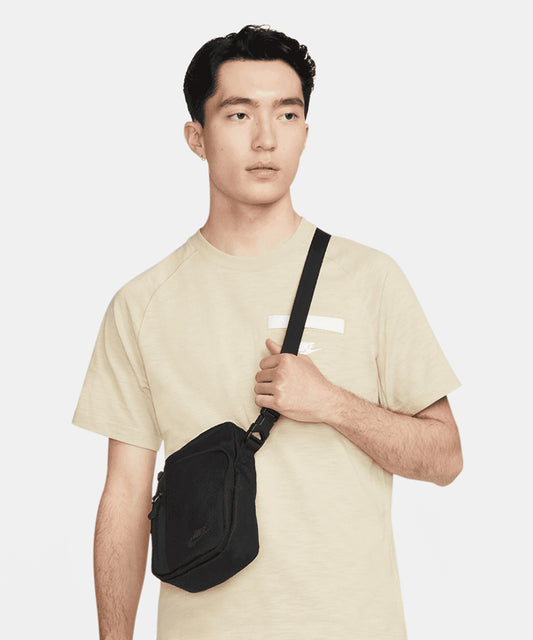 Tryck din logga på Väskor från Nike - Anpassa (NK176) Nike Elemental premium crossbody-väska i färgen för företag, föreningar och privatpersoner