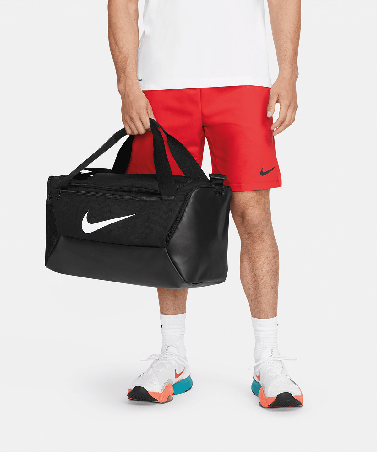 Tryck din logga på Väskor från Nike - Anpassa (NK364) Nike Brasilia liten duffel 9,5 i färgen för företag, föreningar och privatpersoner