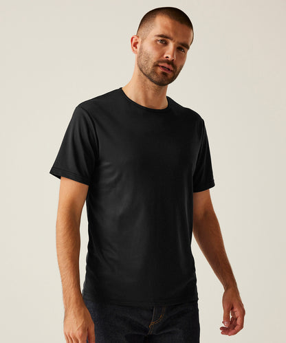 Tryck din logga på T-shirts från Regatta Professional - Anpassa Pro wicking t-shirt i färgen för företag, föreningar och privatpersoner