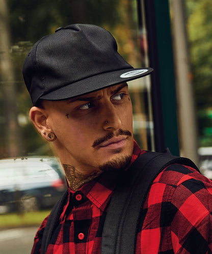 Tryck din logga på Kepsar från Flexfit by Yupoong - Anpassa Ostrukturerad snapback med 5 paneler i färgen för företag, föreningar och privatpersoner