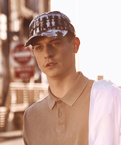 Tryck din logga på Kepsar från Flexfit by Yupoong - Anpassa Tie-dye-keps med låg profil i färgen för företag, föreningar och privatpersoner