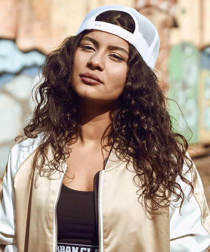 Tryck din logga på Kepsar från Flexfit by Yupoong - Anpassa Klassisk trucker 2-ton i färgen för företag, föreningar och privatpersoner